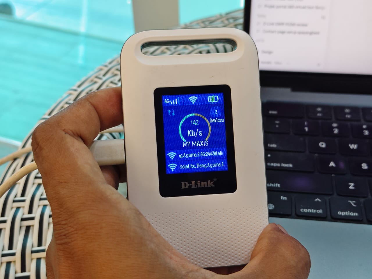 Skrin D-Link DWR-933M menunjukkan status 4G, rangkaian Maxis, bilangan peranti dan bateri