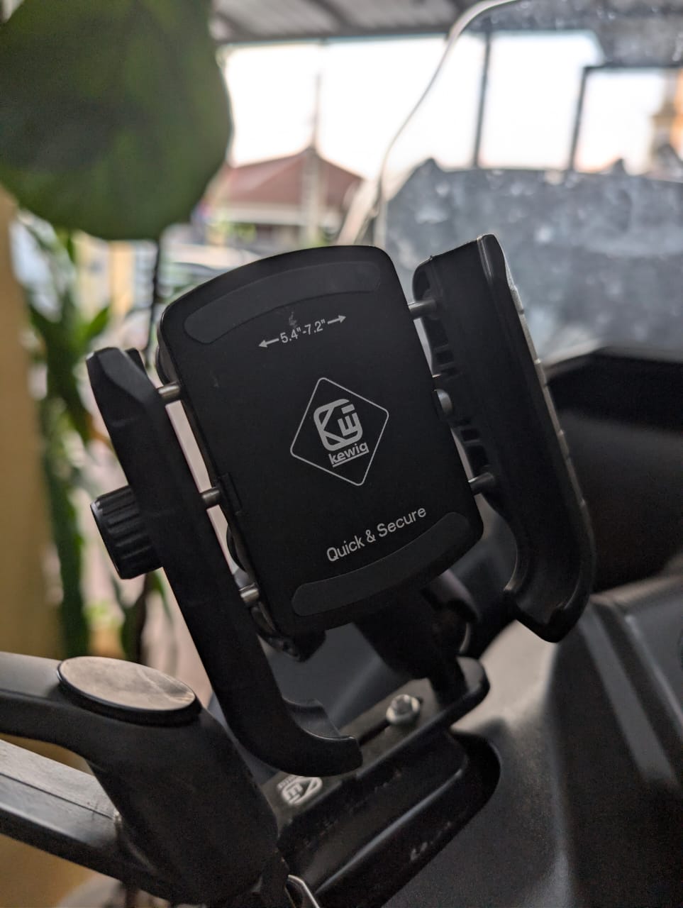 KEWIG M8SP phone holder motor anti-vibration dengan telefon terpasang