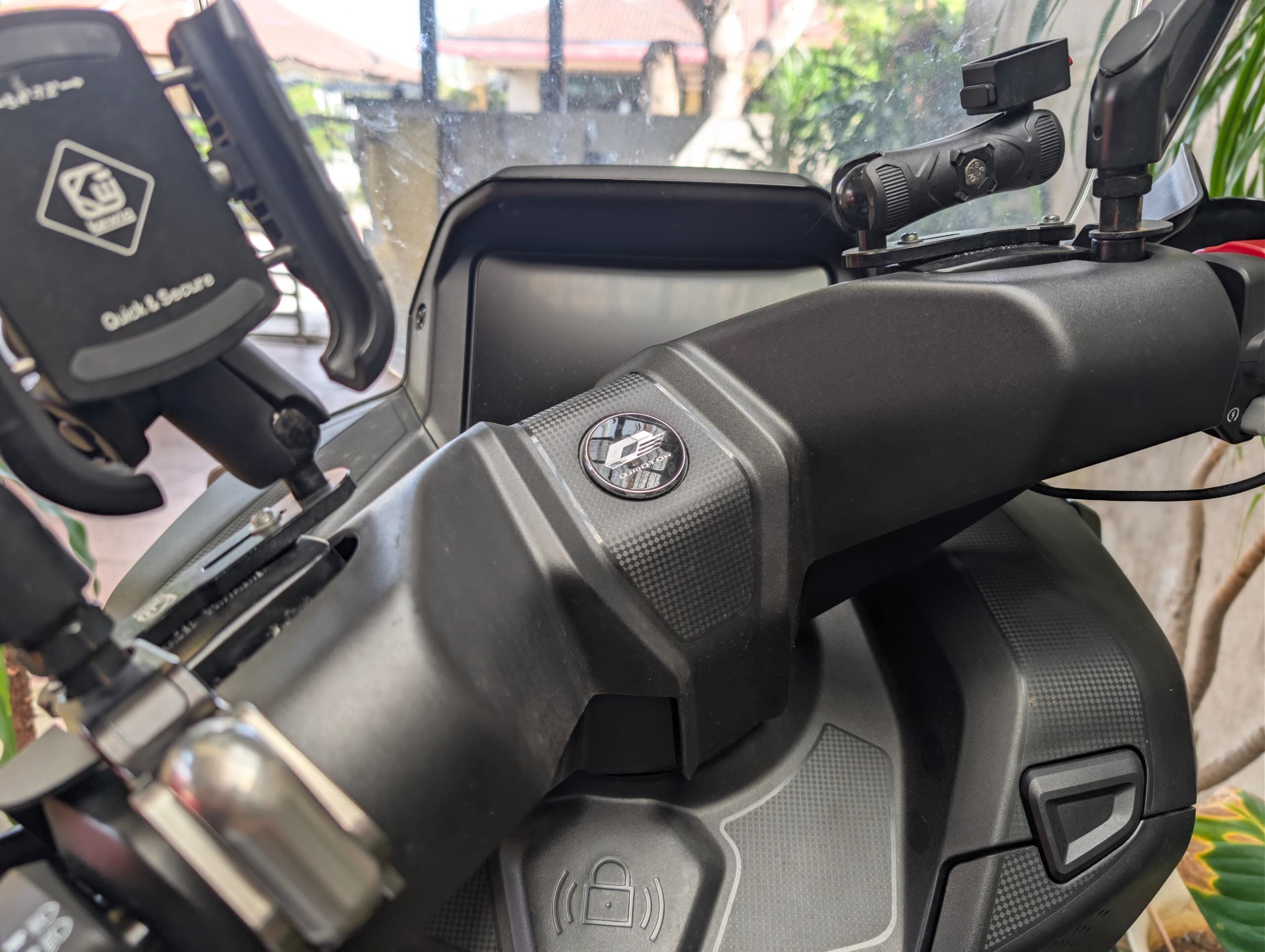Setup phone holder pada QJMotor Fortress 350 menggunakan mount base 1 inci ball