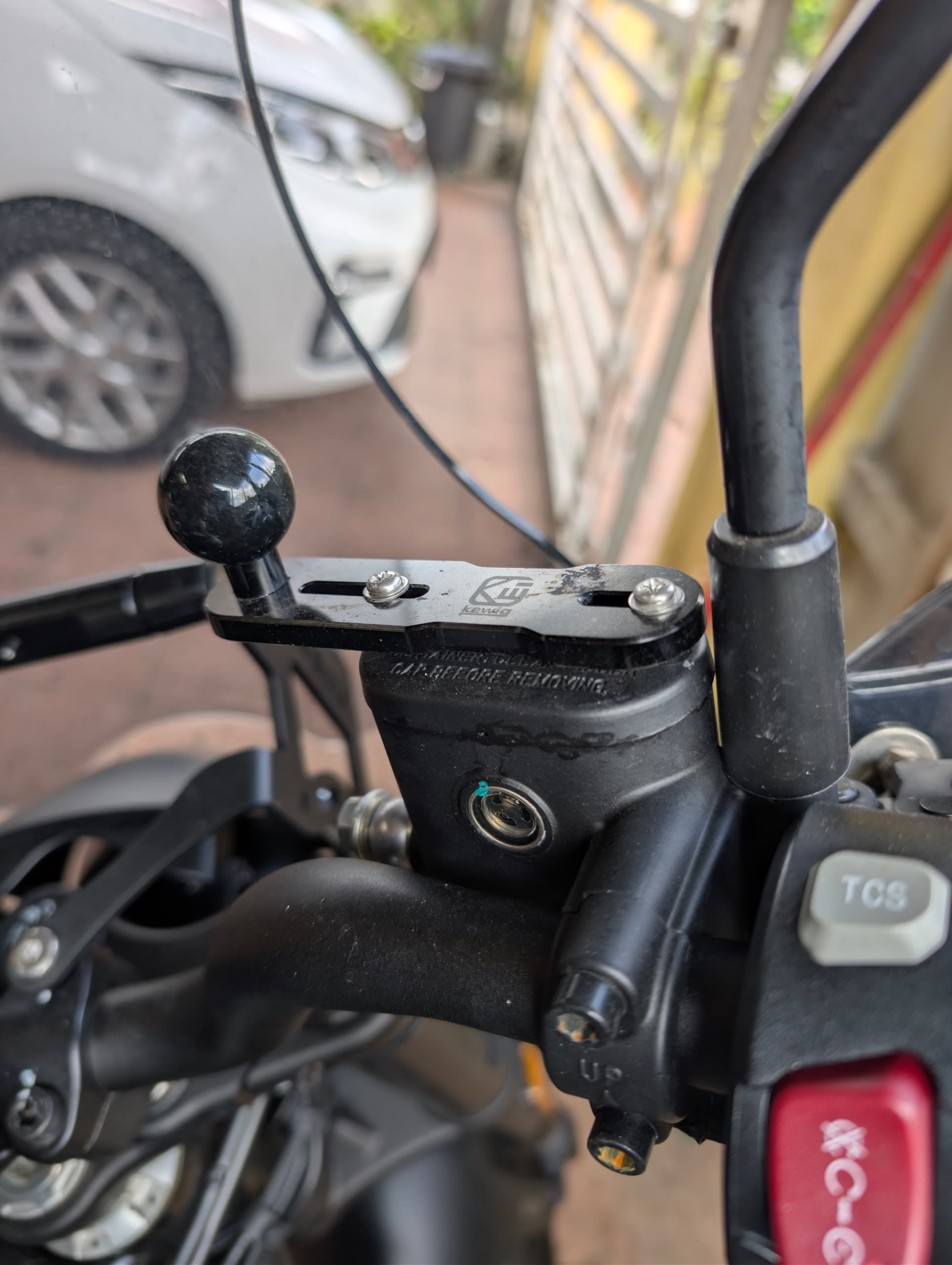 Mount base 1 inci ball KEWIG dipasang pada penutup tangki minyak brek QJMotor SRV250