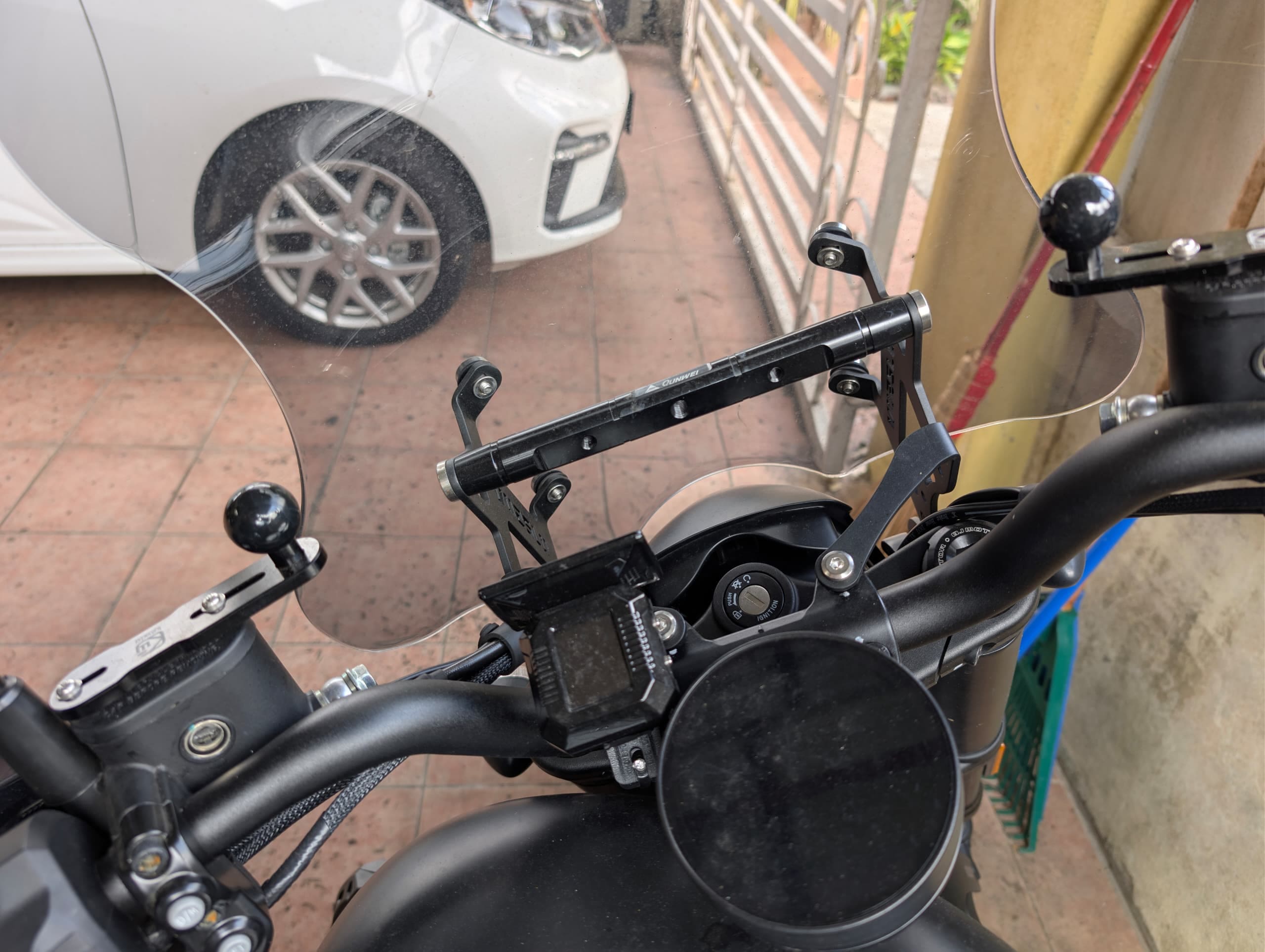 Pandangan atas mount base 1 inci ball pada QJMotor SRV250