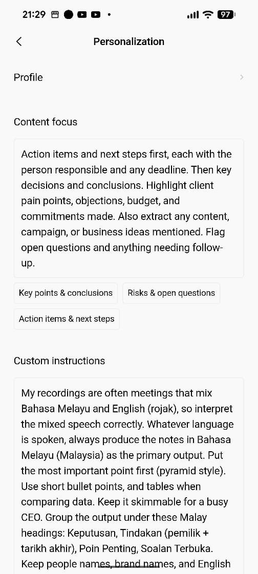 Skrin Personalization dalam app PLAUD menunjukkan Content focus dan Custom instructions